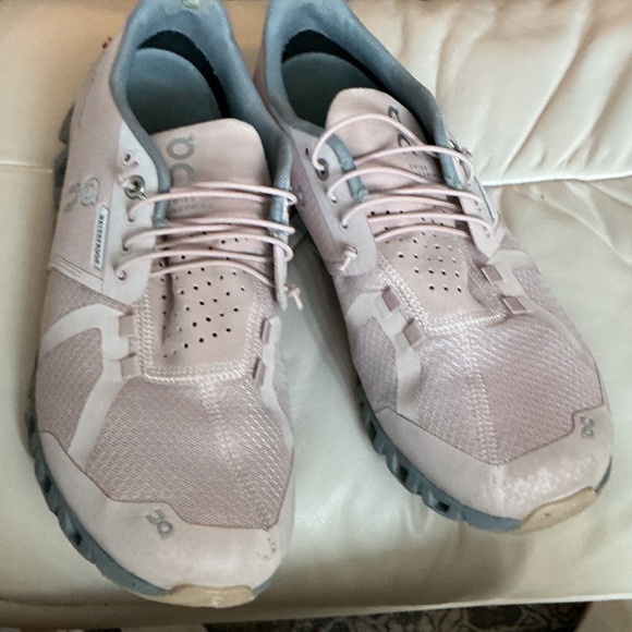 On Running Women's Light Pink Athletic Shoes - Picture 1 of 8